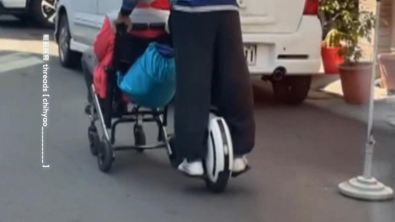 街頭見"阿公騎獨輪車推阿嬤曬太陽" 驚險畫面全都錄