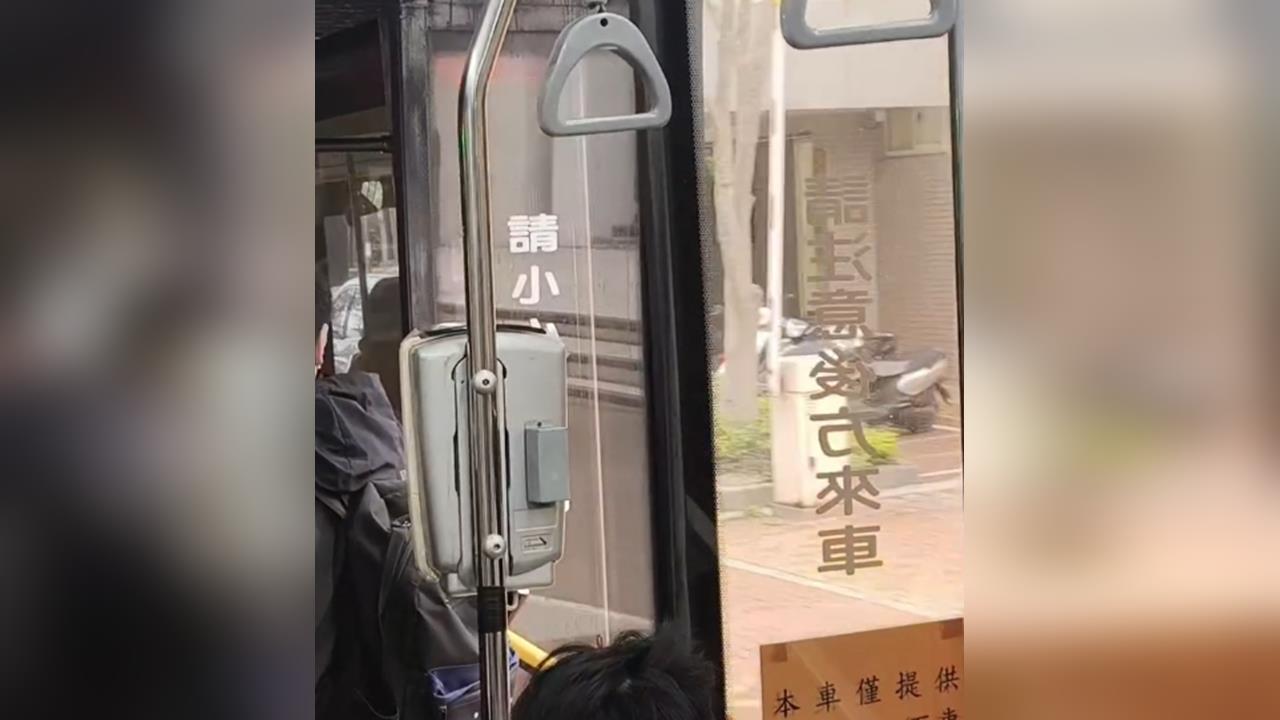 桃竹公車亂象頻傳！　車門沒關+環境髒亂座椅還發霉