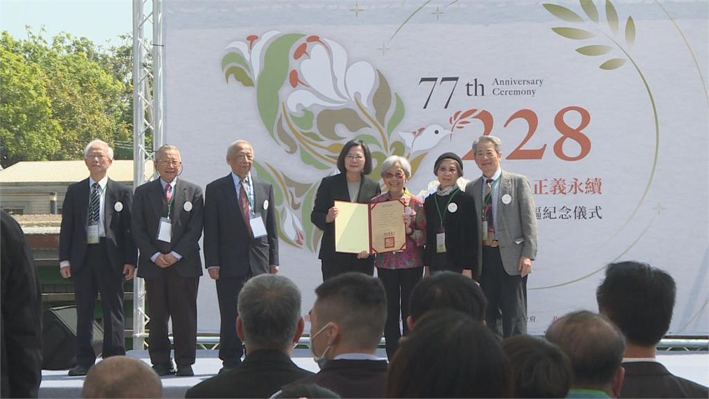 228受難者吳天賞獲頒回復名譽證書 6子女返台見證