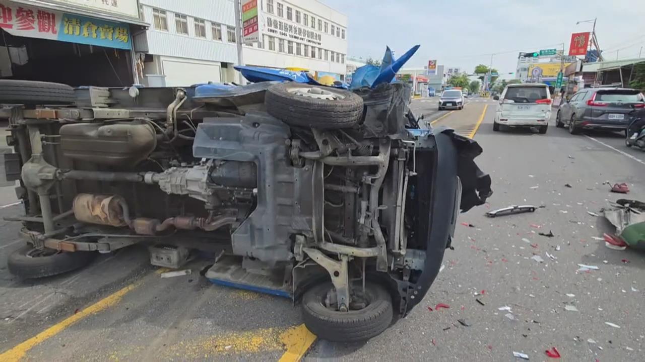 嘉義市貨車駕駛身體不適釀禍　追撞前方2車後翻覆