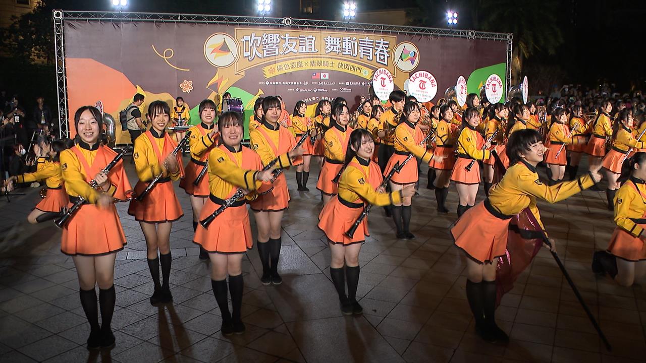 「橘色惡魔X翡翠騎士」首度台灣合體！　與莊敬高職樂儀旗隊西門町快閃