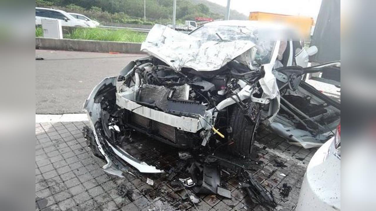 快新聞／又是楊梅休息站！青年男子疑輔助駕駛分心「連撞5車」　車頭全毀畫面曝光