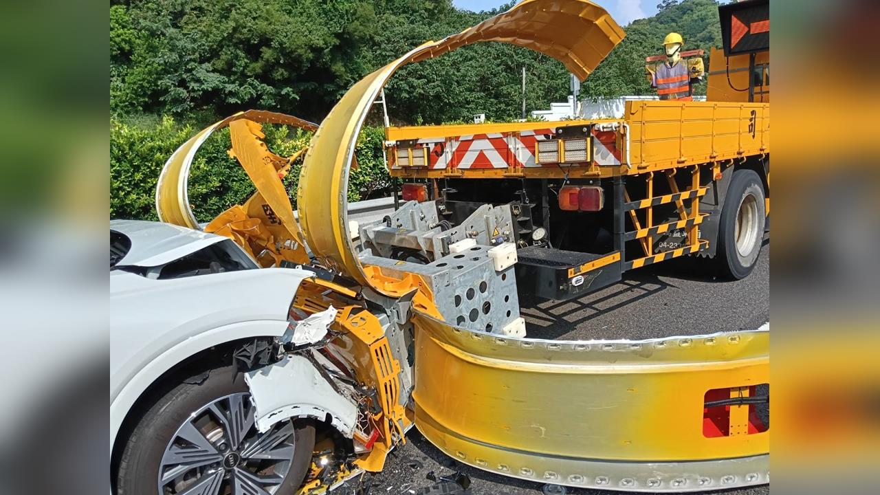 快新聞／要賠慘了！逾300萬奧迪電動車國道撞爛　駕駛這樣說