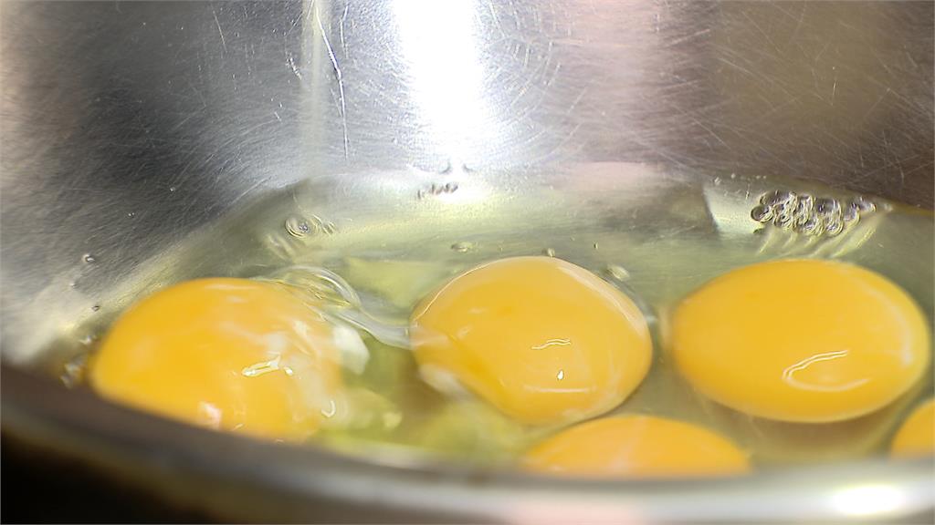藍白猛批進口蛋　國產蛋需求飆　批發價漲至55元