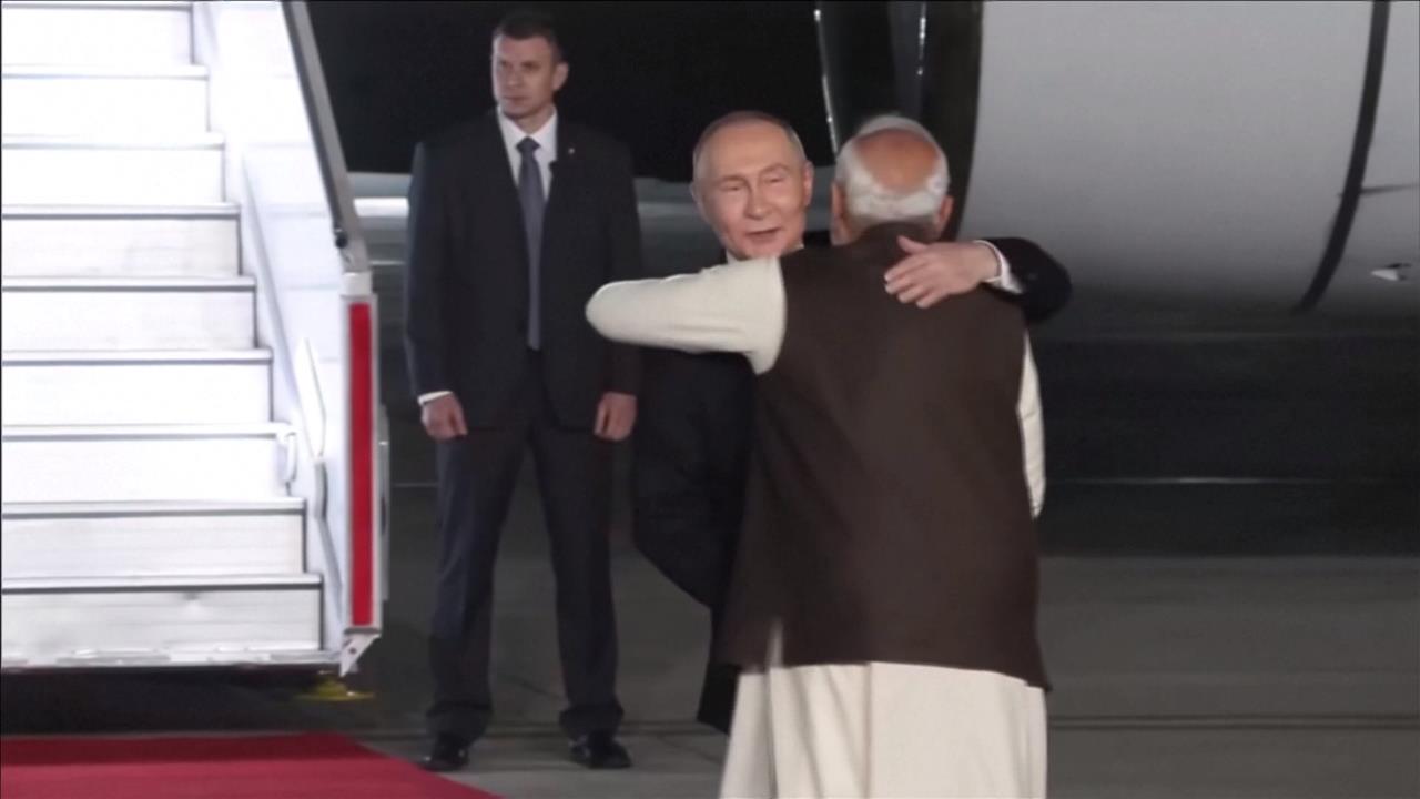 普丁訪印度受熱烈歡迎　莫迪接機熱情擁抱　專家分析背後原因「不單純」