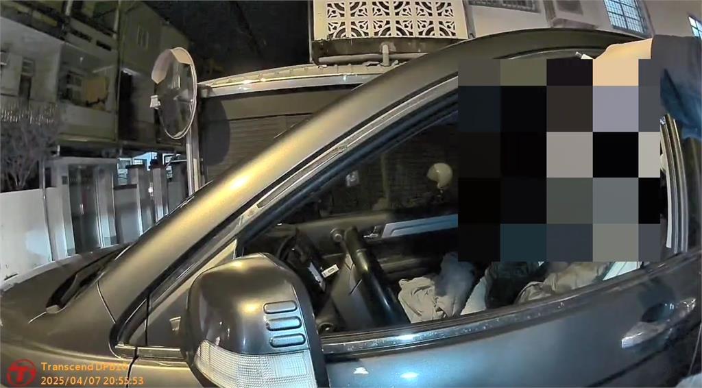 執意闖車禍現場　遭攔嗆警「罵髒話＋倒退」險撞人
