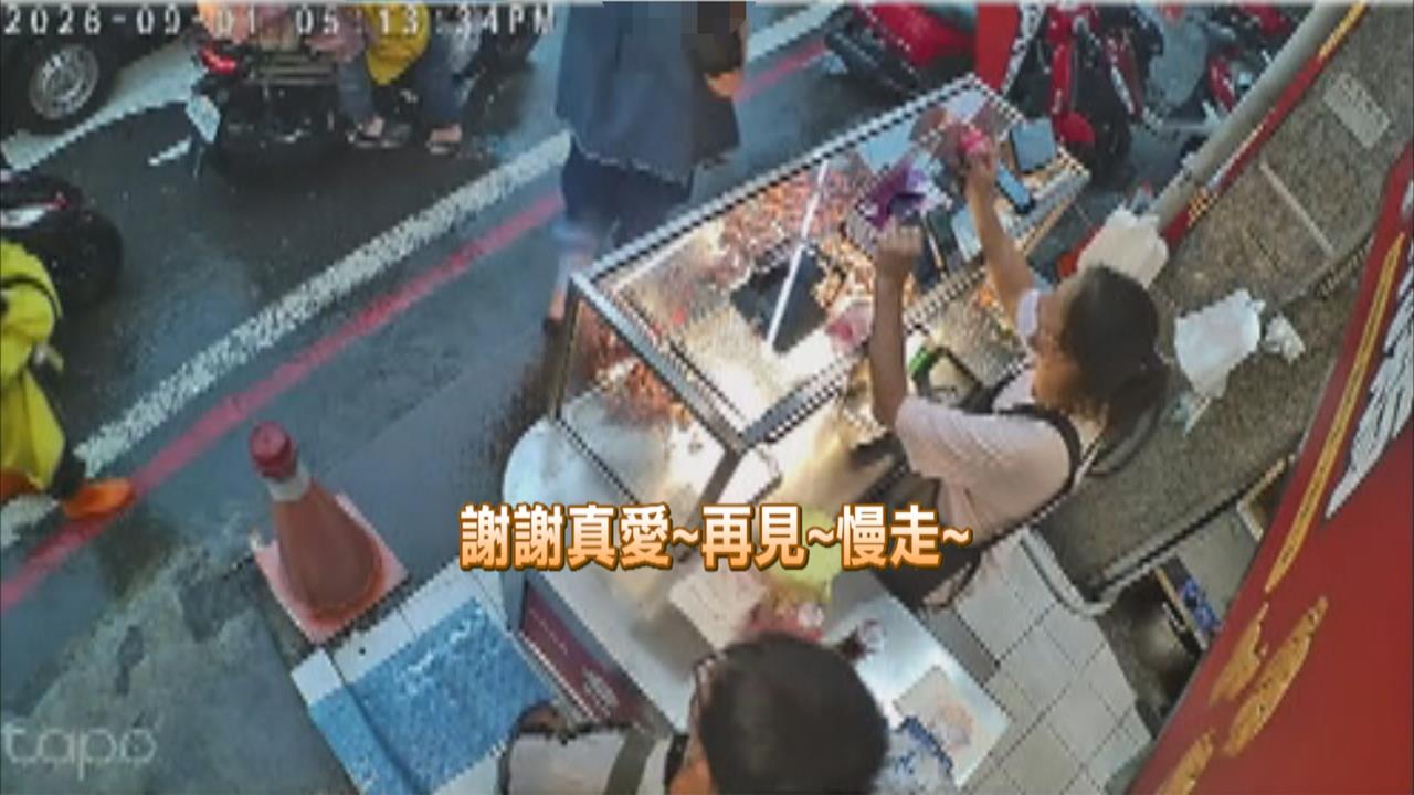 大雨也澆不熄愛吃豆乳雞的心　鐵粉冒雨現身　店員感動送雞翅喊：真愛！