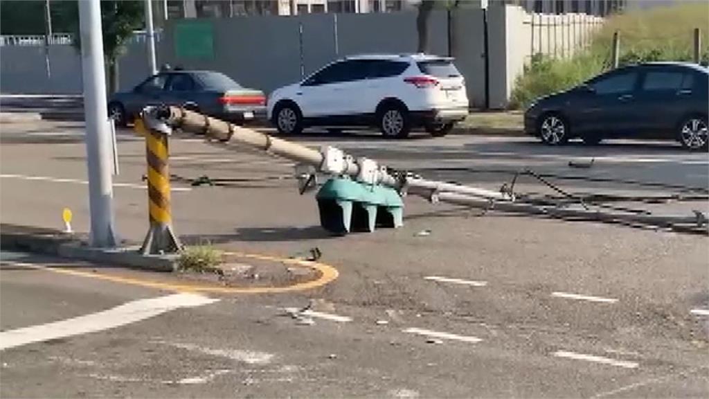 超「扯」大貨車   拉斷科學園區紅綠燈涉肇逃