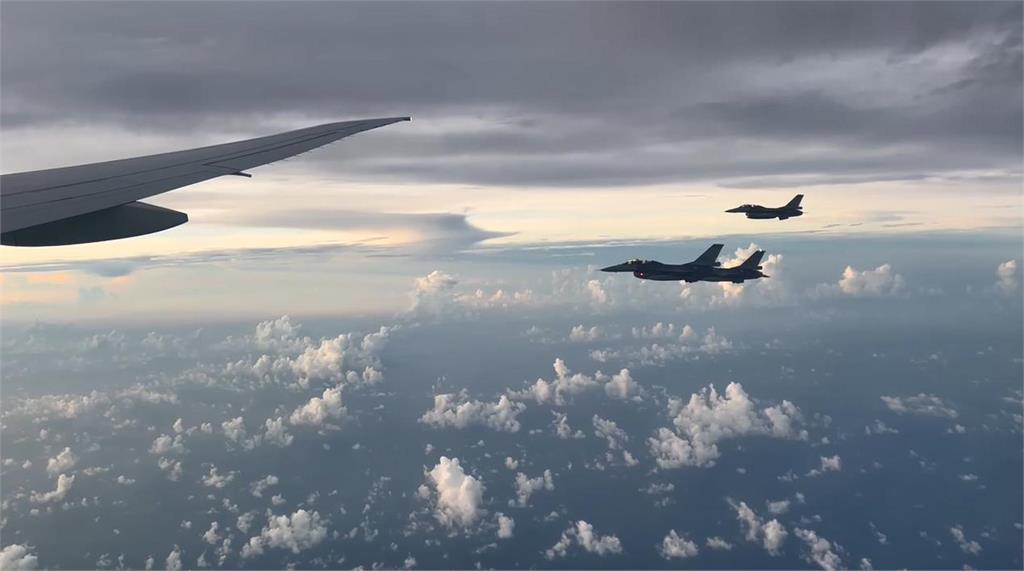 快新聞／巴黎奧運台灣英雄返國！　空軍派F-16V伴飛、機場消防車灑水迎接