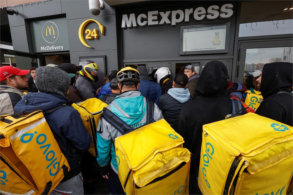 等了將近7個月！烏克蘭麥當勞重新開張　大批外送員擠爆取餐窗口