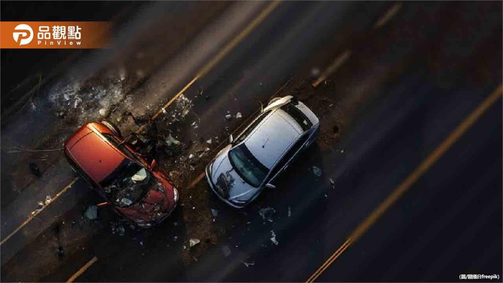 不爽機車超車！休旅車「狂追猛撞」 警逮人發現：是通緝犯
