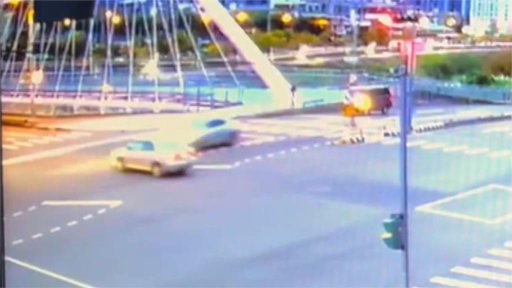 撞擊畫面曝光！疑闖紅燈釀禍　車遭撞墜橋1死1傷