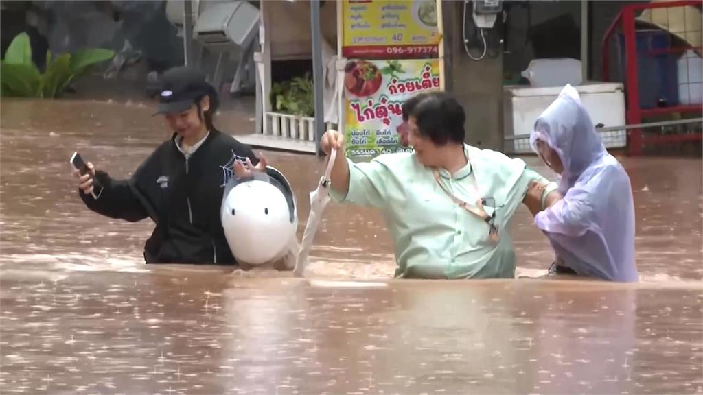 熱帶氣旋「薇帕」發威！泰北暴雨「積水淹大腿」　居民放網捕魚苦中作樂
