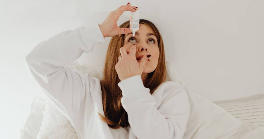 眼藥水滴眼球是錯的！藥師揭3步驟正確用法　1動作防「嘴巴苦苦的」