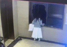 情侶吵架猛撞飯店玻璃!破窗逃跑過程「宛如動作片」
