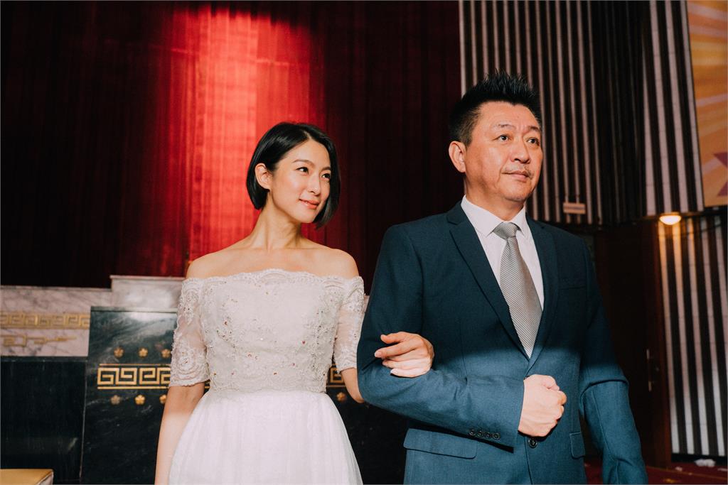電影《逃出立法院》釋出賴雅妍、禾浩辰「為穎CP」婚紗照 照片藏洋蔥