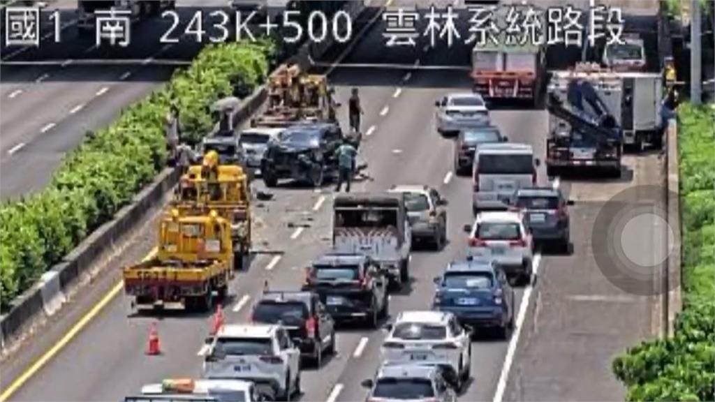 國1雲林段南下5車連環撞　1人受困車內救出送醫