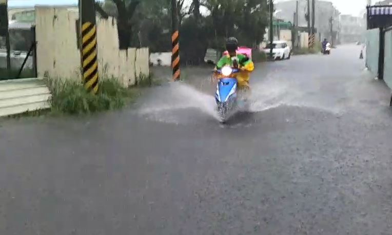 快新聞／雨彈強襲台南！  南區灣裡水勢宣洩不及　淹水達10公分