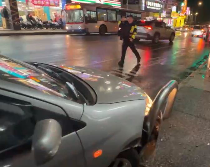 防撞桿救命！　轎車失控衝公車候車亭險撞人群