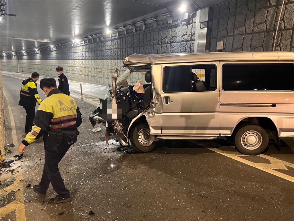 快新聞／新北環快廂型車自撞橋柱　車頭嚴重凹陷毀損
