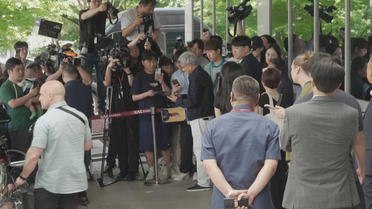 傳奇同框！　黃仁勳見「電競之神」Faker　送新款5090顯卡