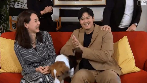 MLB(影)／夫妻檔＋愛犬同框「超萌」！大谷喜奪MVP、小狗意外偷溜出鏡