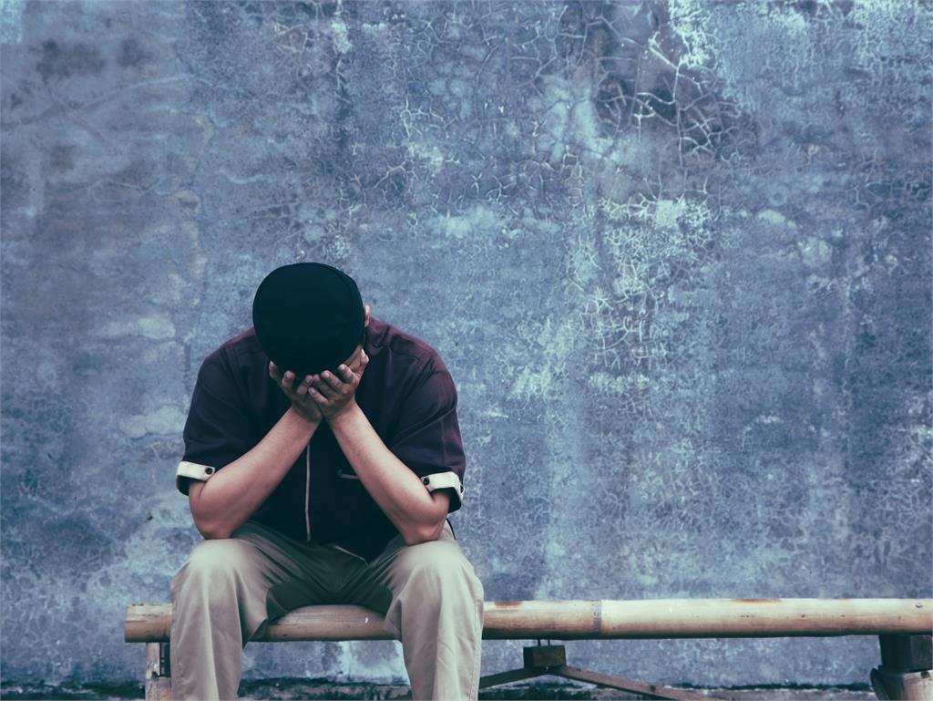 35歲科技業工程師遭裁員！他養3孩「月噴15萬」焦慮喊：股票變壁紙