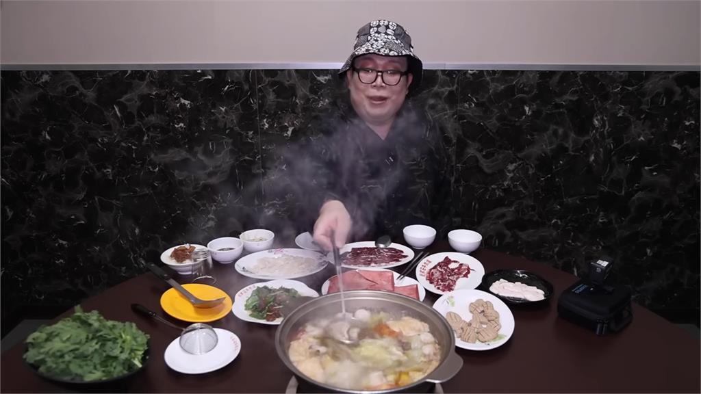 一吃就愛上！泰國網紅臣服台南「溫體牛肉鍋」　激動捧臉讚：死而無憾了