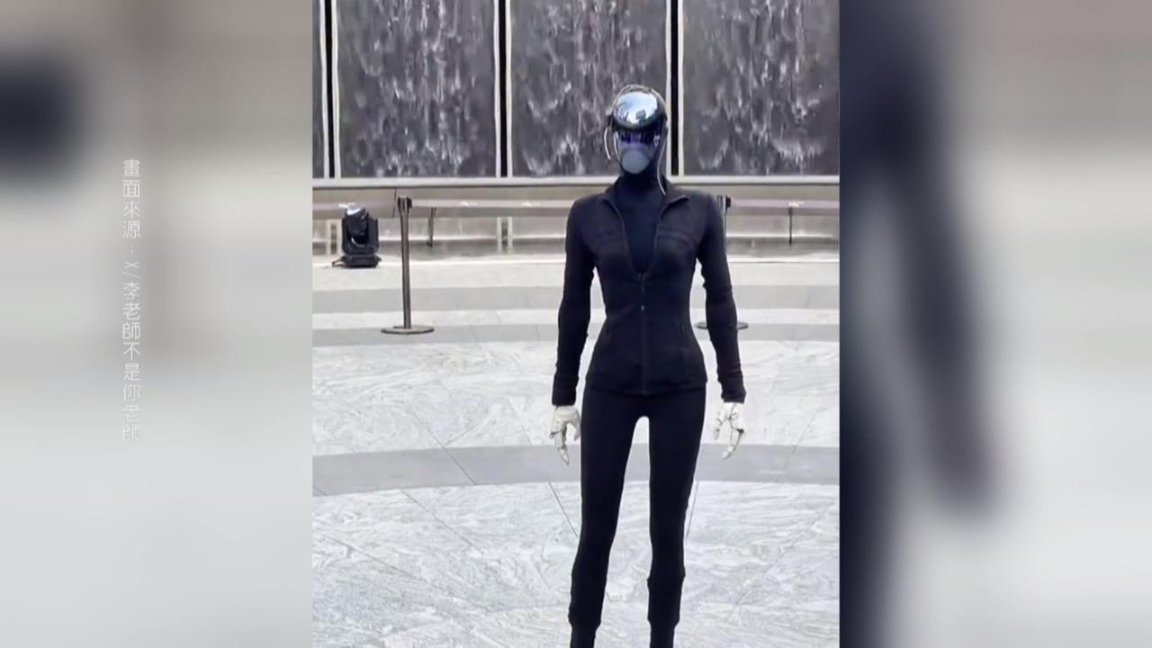 中國機器人又翻車！ 「初登場慘摔」被狼狽攙扶架離