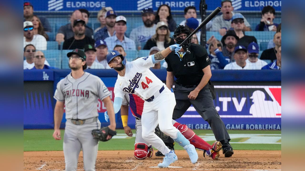 MLB(影)/季票位置換到外野賺到!球迷接到道奇本季首轟球!就等球隊來談
