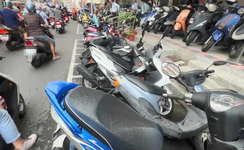快新聞／連撞24台機車再撞1汽車　肇事婦人疑身體不適昏迷送醫