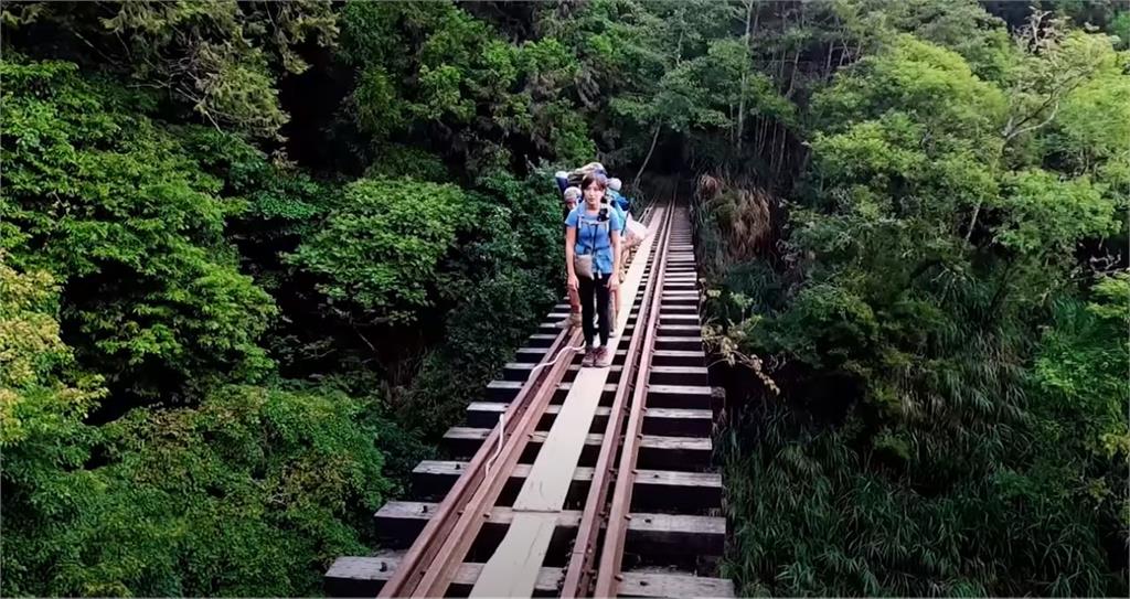 怕到腳抖差點走不完？體驗夢幻山林「眠月線鐵道」