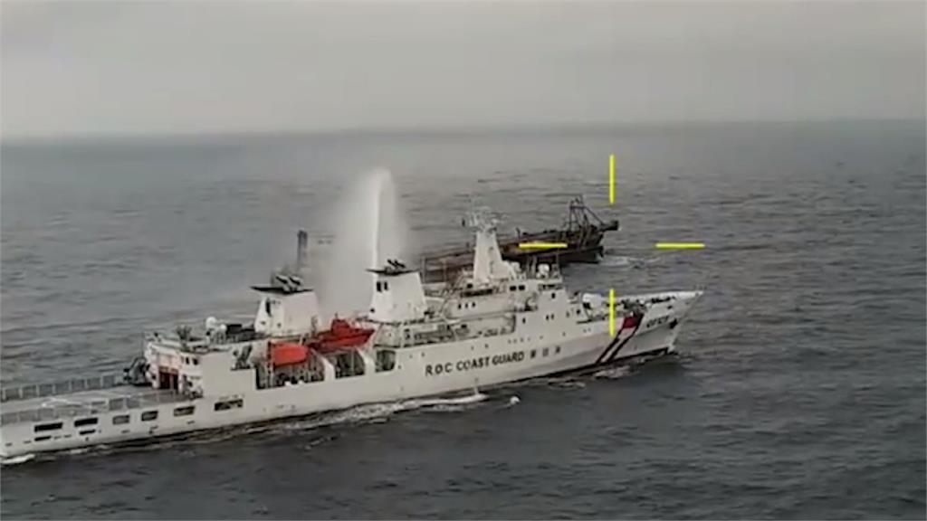 中國籍船隻公然越界抽砂！海巡首次水砲強力驅離