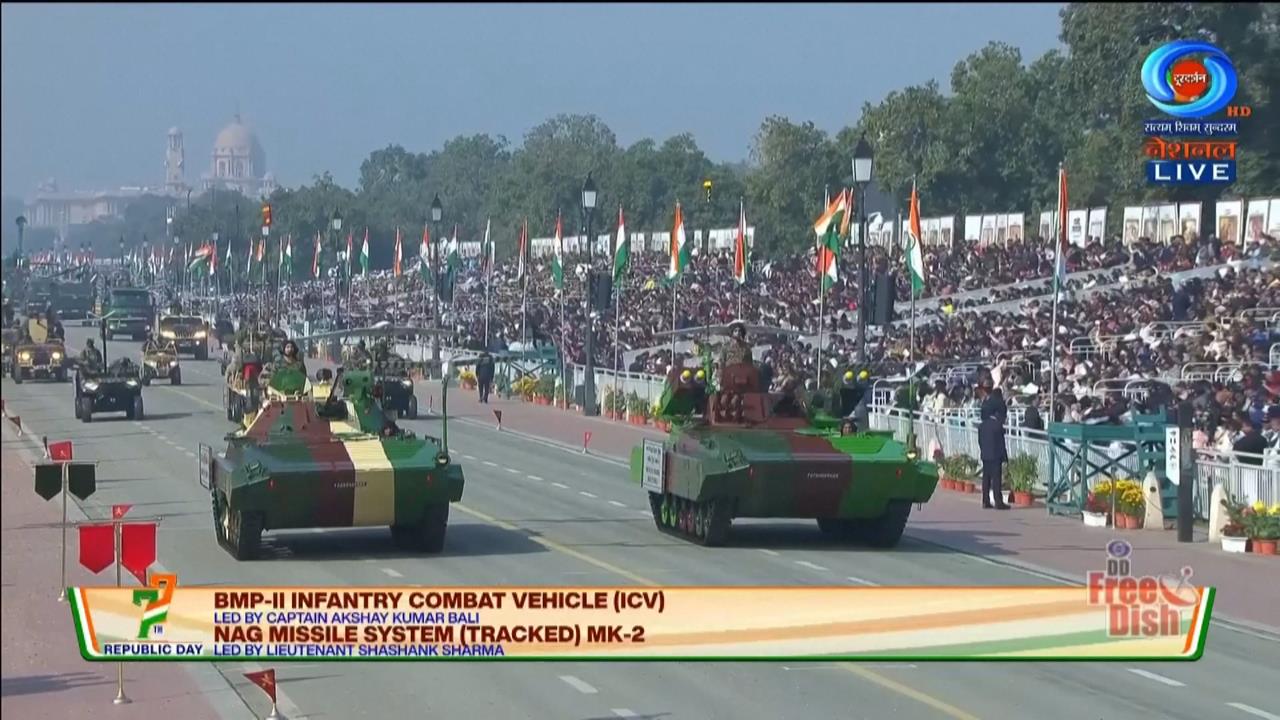 印度共和日閱兵大典　女性士兵機車疊羅漢、動物方陣吸睛