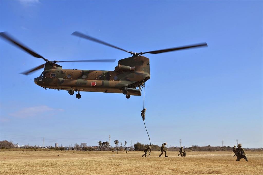 【有片】日本陸自罕公開CH-47JA直升機「出浴片」　網友被萌翻笑稱「真可愛」