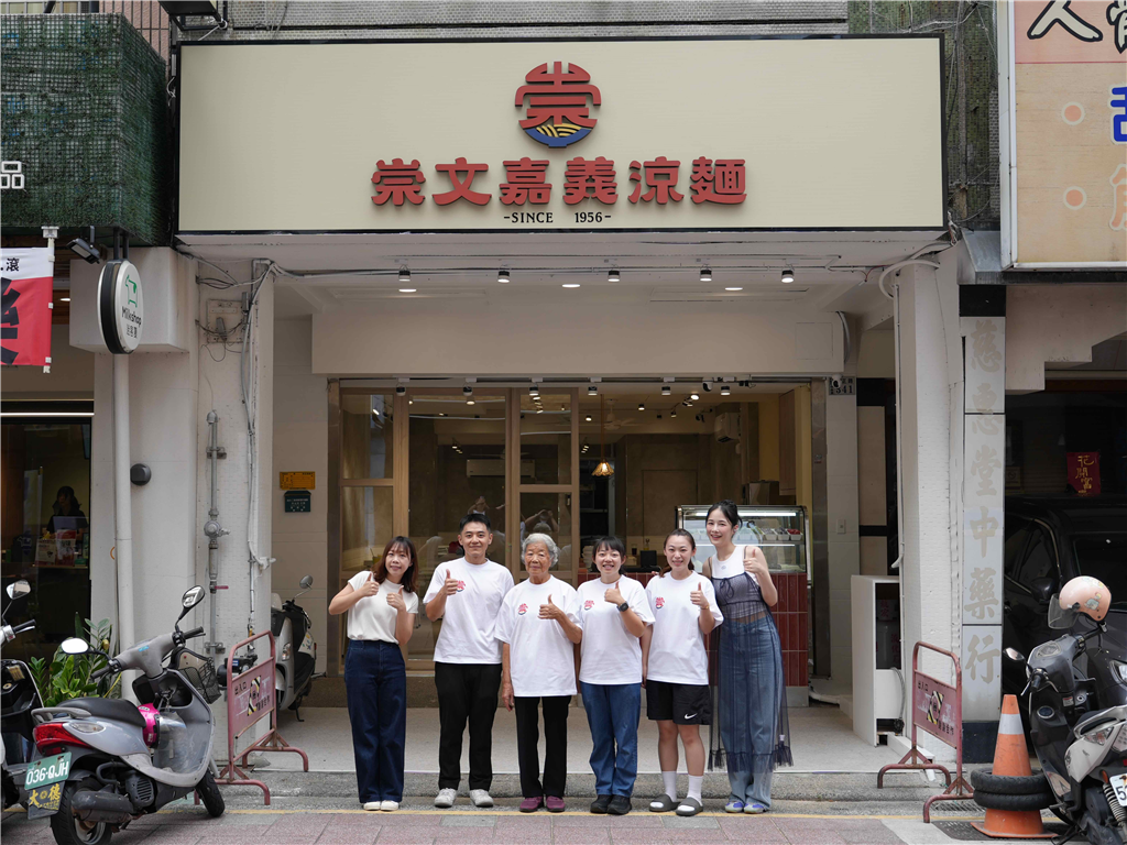 百萬YouTuber千千帶頭改造台灣老店！崇文涼麵成「水水灶咖」轉型首站