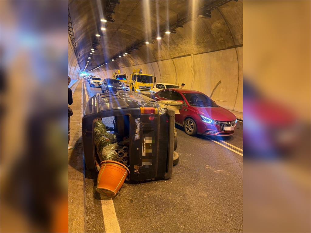 快新聞／一度回堵1公里！國6國姓段3車事故　貨車打滑遭撞「側翻畫面曝」