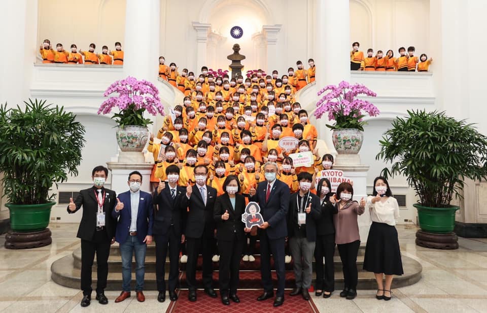  京都橘高校「橘色惡魔」參訪總統府　蔡英文驚喜現身同學超興奮