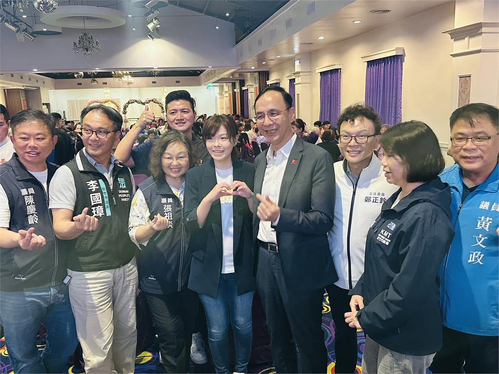 快新聞／高虹安現身藍營「反惡罷、戰獨裁」說明會　與朱立倫比愛心開心合照、敬酒