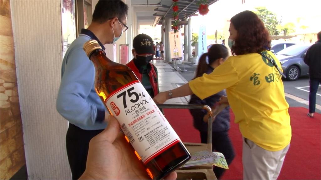 台南限量防疫酒精九點開賣 民眾六點半排隊