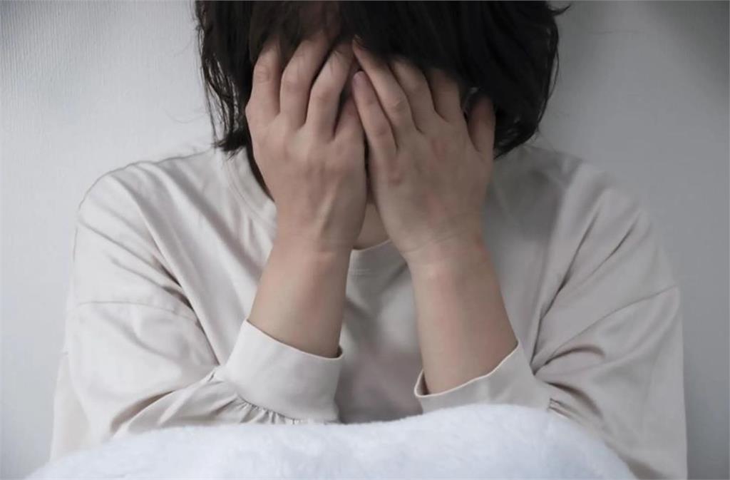 台中淫教授性侵繼女15年！診間、教室伸狼爪　還逼她全裸擦背！犯19罪判決出爐