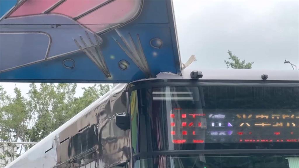 台南離奇車禍！　公車與舞台車相撞　車頂撞出大洞