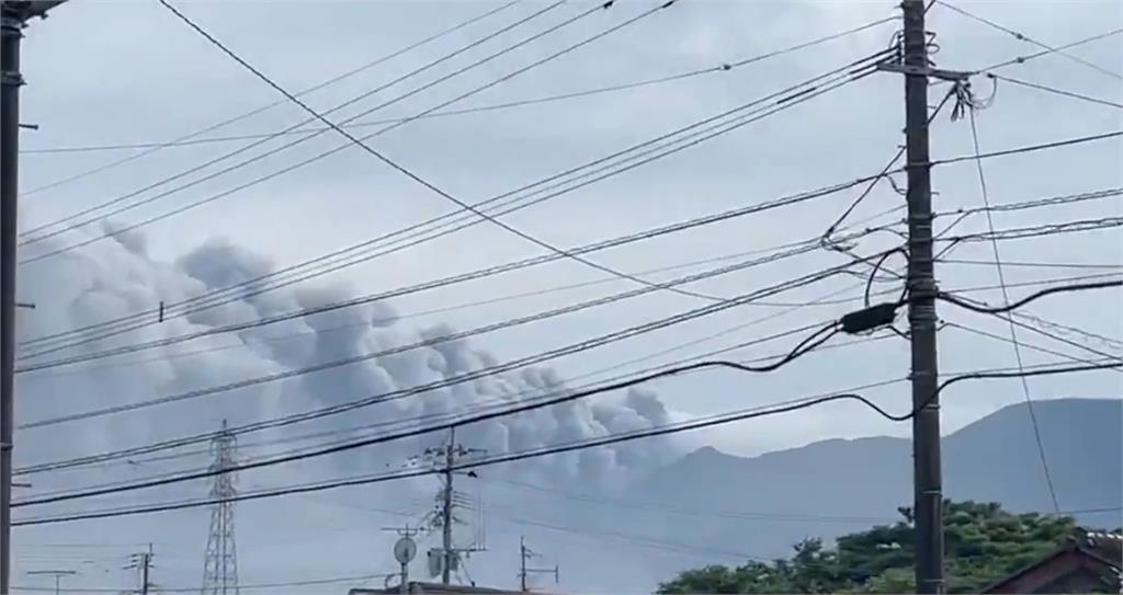 畫面曝光！日本九州新燃岳火山「時隔7年再度噴發」　當地發布二級警戒
