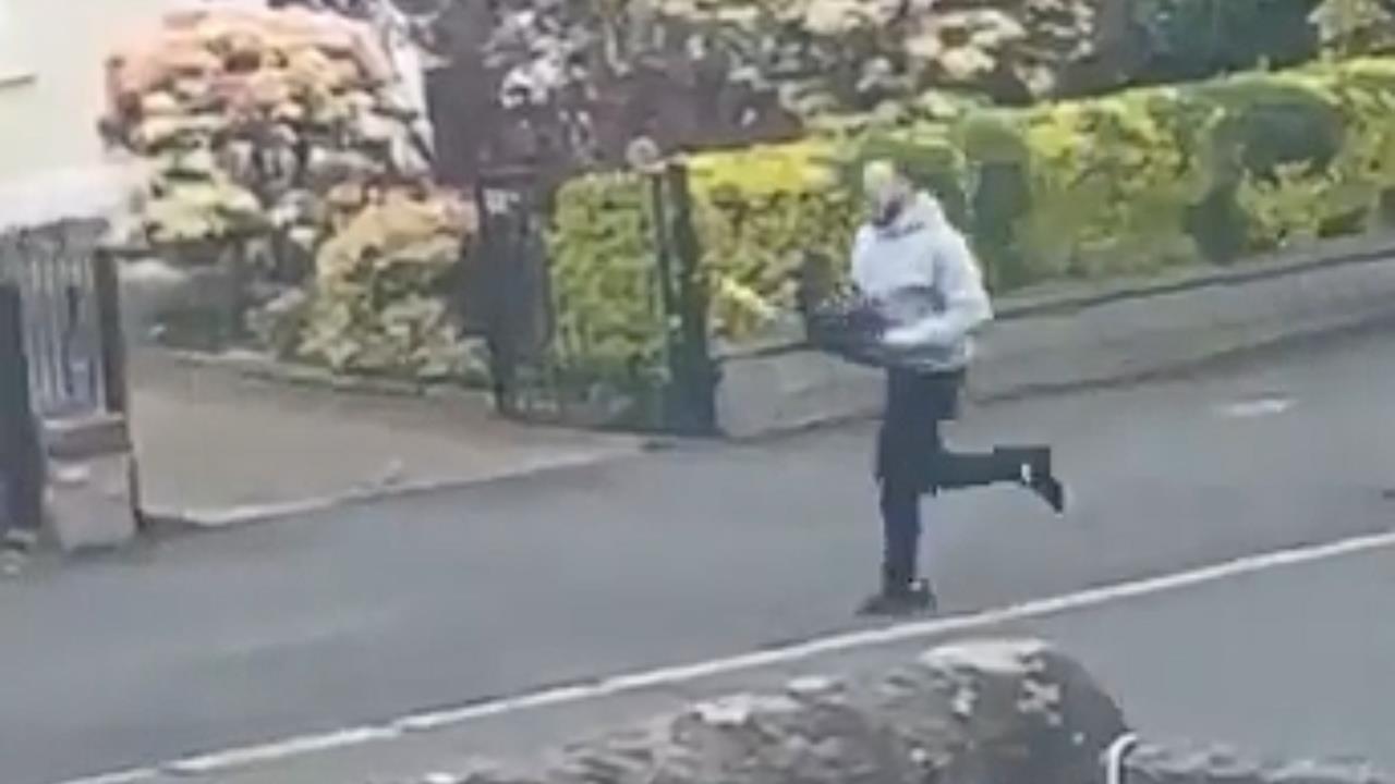 有影／男手持電鋸「狂追警察」氣嗆：把你剁成肉醬！法官看恐怖畫面也嚇到：太駭人