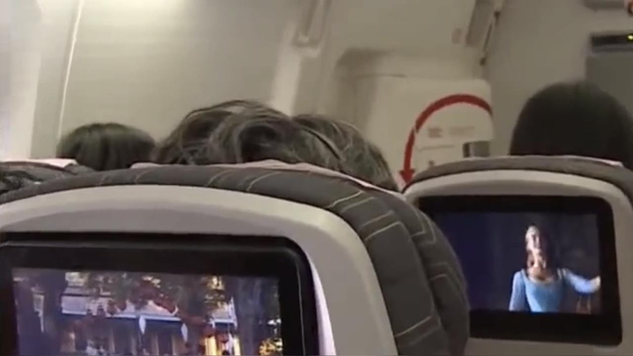 他搭機見鄰座不看電影只盯「1畫面」超困惑！釣出一票愛好者認同：這時才能看