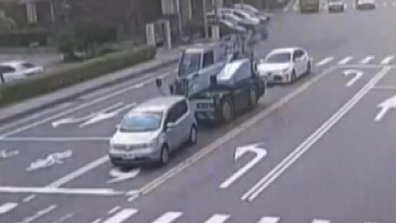 開車講電話釀禍！　吊車吊臂「直插轎車後座」女駕駛嚇瘋