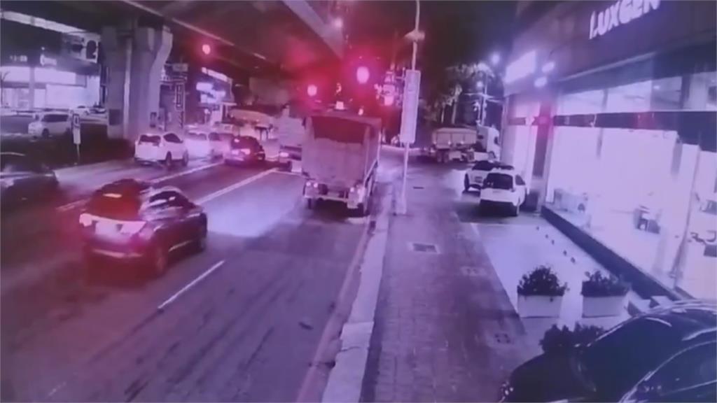 扯!高雄左營這處路口 4輛砂石車「集體闖紅燈」