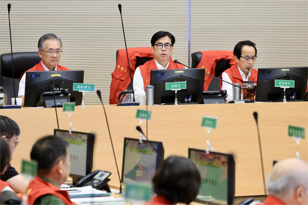 快新聞/丹娜絲暴風圈估16時觸高雄陸地 陳其邁視訊卓揆、冒雨視察美濃湖