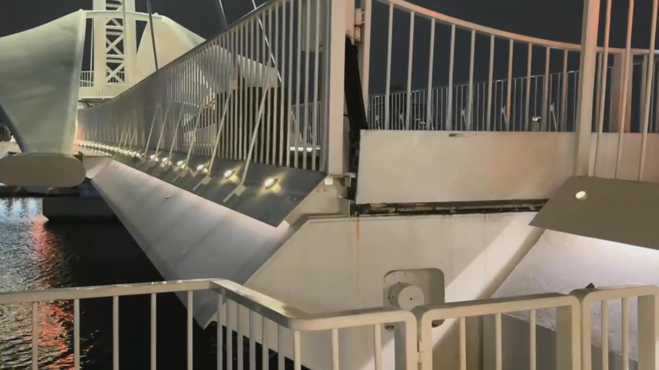 高雄大港橋旋轉二度故障！　「連軸器斷裂」遊客無奈繞路