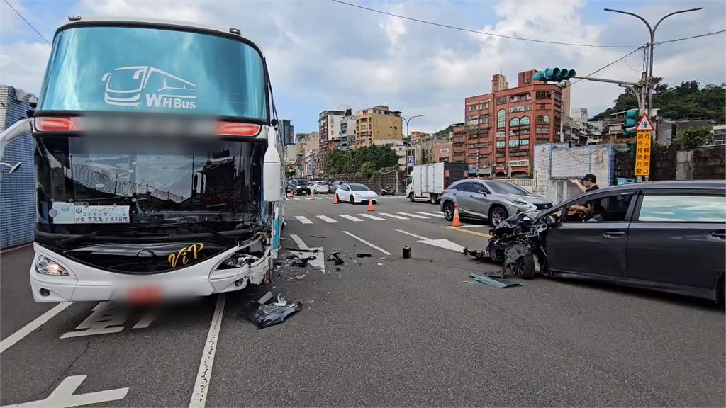 基隆遊覽車遭轎車逆向撞　多名日籍乘客輕傷